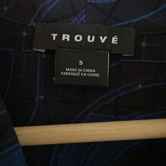 TROUVÉ front twist knot blouse; excellent used condition - Picture 4 of 6